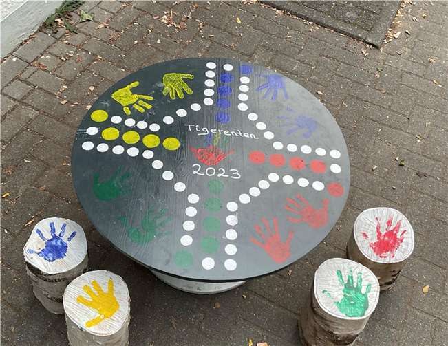 Gemeinsam wurde ein großes „Mensch ärgere Dich nicht“ Spiel für den Außenbereich hergestellt!  Foto: privat