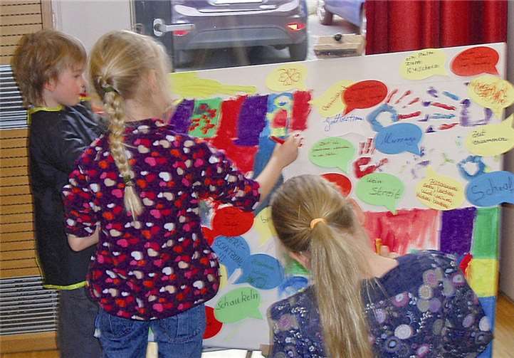 Gemeinsam wurde eine Leinwand unter dem Motto „Was brauche ich als Familienmitglied, damit es mir gut geht?“ gestaltet. privat