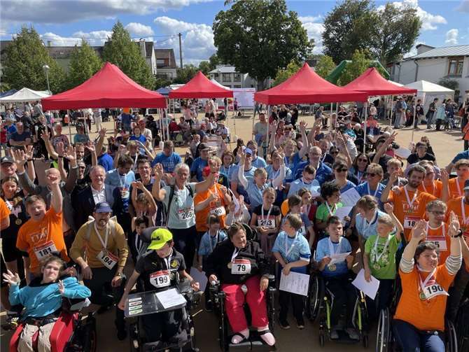 Gemeinsam wurde gefeiert und Sport getrieben.  Foto: Julia Steffenfauseweh