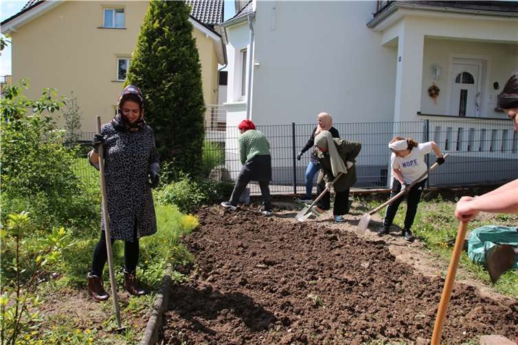 Gemeinsam wurde gejätet, gemäht, umgegraben, geschnitten, gesät, Gemüse- und Kräuterbeete angelegt und natürlich viel gelacht.