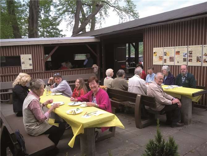 Gemeinsam wurde geschmaust und es wurden Fachgespräche geführt. privat