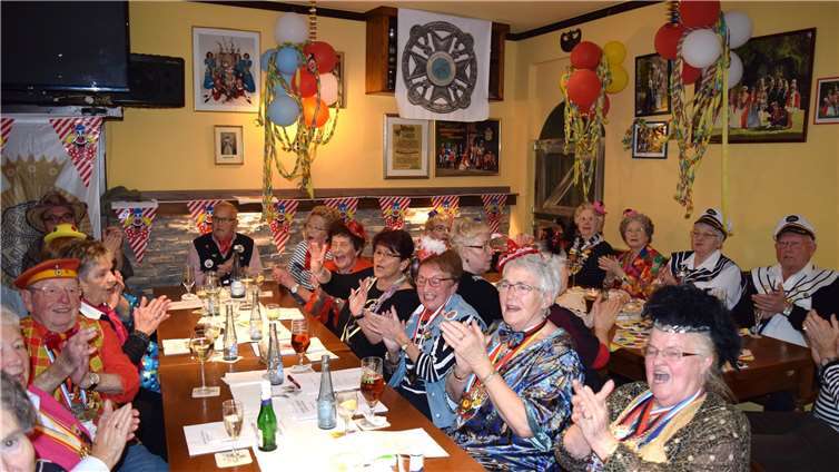 Gemeinsam wurde geschunkelt, gesungen und getanzt.