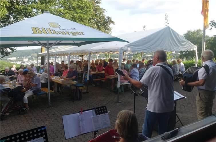Gemeinsam wurde gesungen.  Foto:Rainer Stuckenschmidt