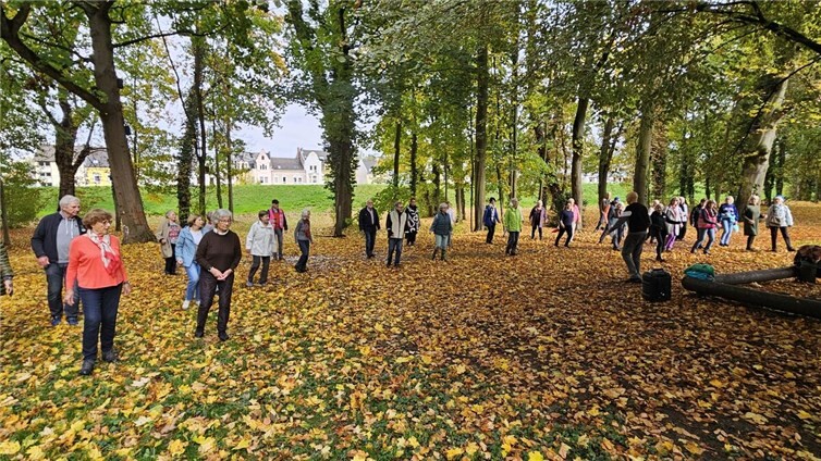 „Schritt für Schritt“ gegen die Einsamkeit Gemeinsam wurde im Herbstlaub getanzt. Fotos: Sylvia Brathuhn