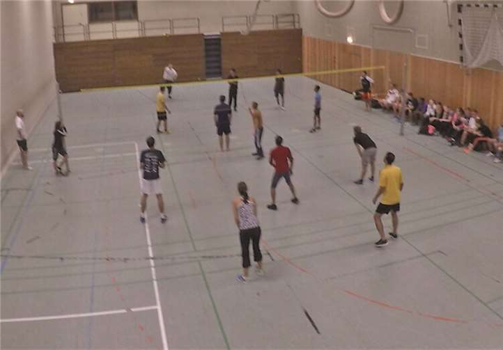 Gemeinsam wurde in der Beethoven Halle in Andernach eine Runde Volleyball gespielt. privat