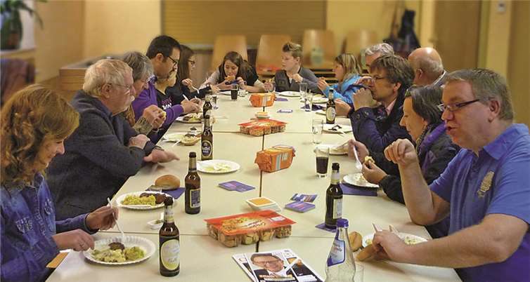 Gemeinsam wurde in gemütlicher Runde gefeiert und gegessen.  Privat