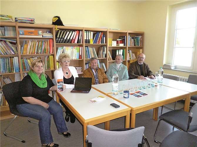 Gemeinsam wurde über Sanierungsvorschläge an der Grundschule Wallersheim gesprochen. privat