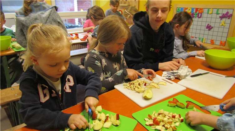 Gemeinsam wurden Äpfel geschnitten.  Fotos: Haus für Kinder