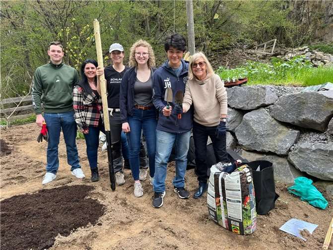 Gemeinsam wurden Gemüse– und Hochbeete gepflanzt.  Foto: Rotaract Club Ahrtal