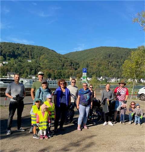 Gemeinsam wurden Glasflaschen, viel Plastikmüll, Kippen und weggeworfene Hundekotbeutel eingesammelt.  Foto: privat