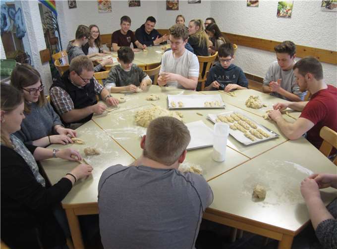 Gemeinsam wurden Hefezöpfe gebacken.