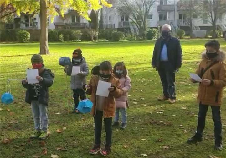Gemeinsam wurden Martinslieder gesungen. Foto: privat