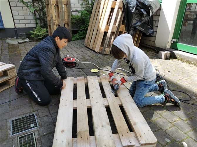 Gemeinsam wurden Möbel gebaut.  Foto: Raoul Emmert