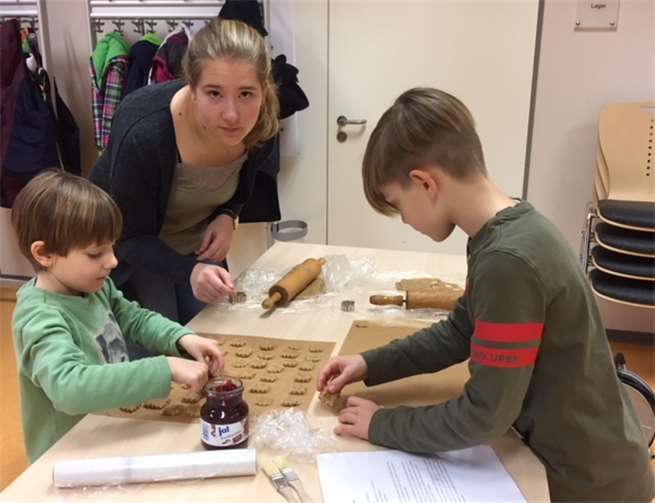 Gemeinsam wurden Plätzchen geformt.