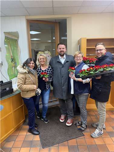 Gemeinsam wurden Primeln verteilt.  Foto: SPD Bendorf
