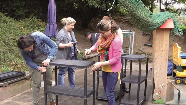 Gemeinsam wurden Regale für den Außenbereich aufgebaut. privat