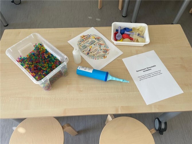 Gemeinsam wurden auch Antistressbällen gefüllt mit Wasserperlen hergestellt. Foto: Stadtverwaltung Sinzig