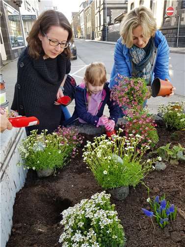Gemeinsam wurden die Beete mit Blumen bepflanzt.