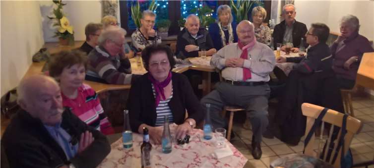 Gemeinsam wurden die Bilder der vergangenen Wanderungen angeschaut. privat