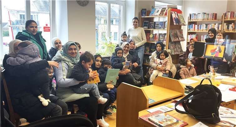 Gemeinsam wurden die Bilderbücher entdeckt. Foto: Christa Fröhlich