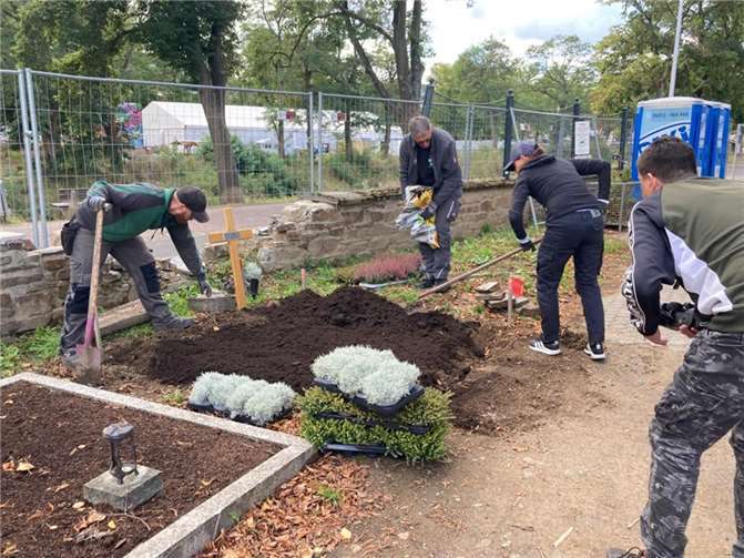 Ahrtorfriedhof: Gärtner engagieren sich ehrenamtlich Gemeinsam wurden die Gräber hergerichtet. Foto: privat