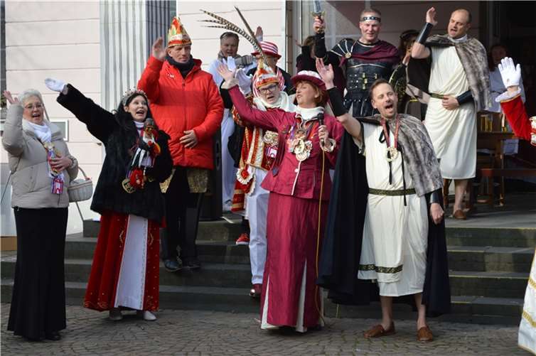 Gemeinsam wurden die Narren begrüßt.  Foto: AB