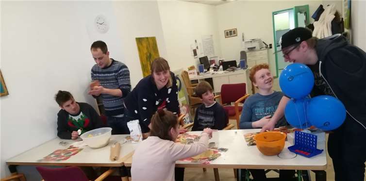 Gemeinsam wurden die Plätzchen ausgestochen, verziert und gebacken. privat