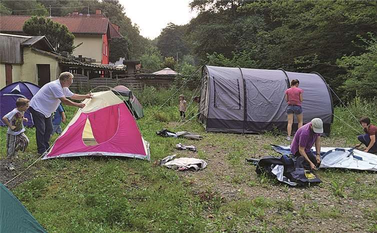 Gemeinsam wurden die Zelte aufgebaut. privat