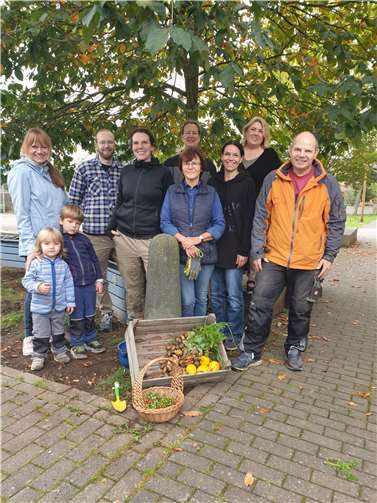Gemeinsam wurden fast 300 Frühblüher-Zwiebeln in die Hochbeete und den Boden gepflanzt. Quelle: FWG Zepp