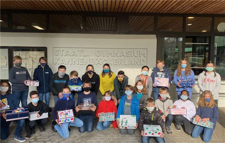 Gemeinsam wurden fleißig Päckchen - bzw. Schuhkartons - gepackt und gestaltet. Foto: privat