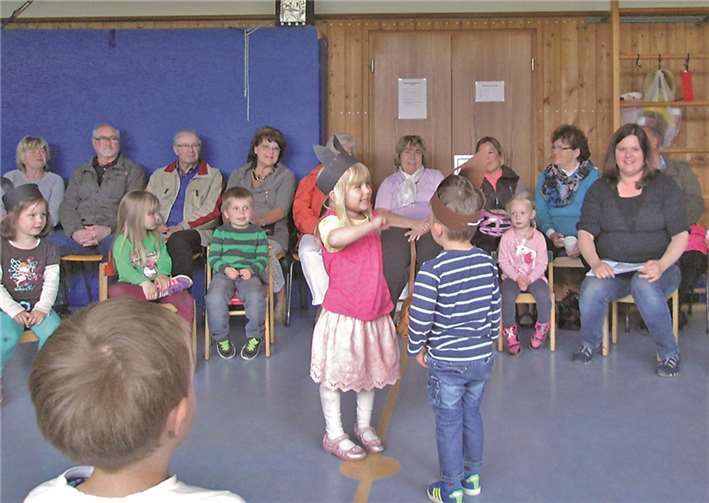 Gemeinsam wurden im Turnraum Lieder gesungen und Spiele vorgeführt.privat