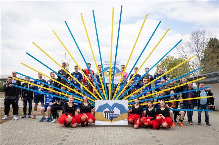Gemeinsam zeigten der FV Rheinbrohl und die HSG Römerwall ein deutliches Zeichen der Solidarität mit der Ukraine.  Fotos: Dietmar Walter photography