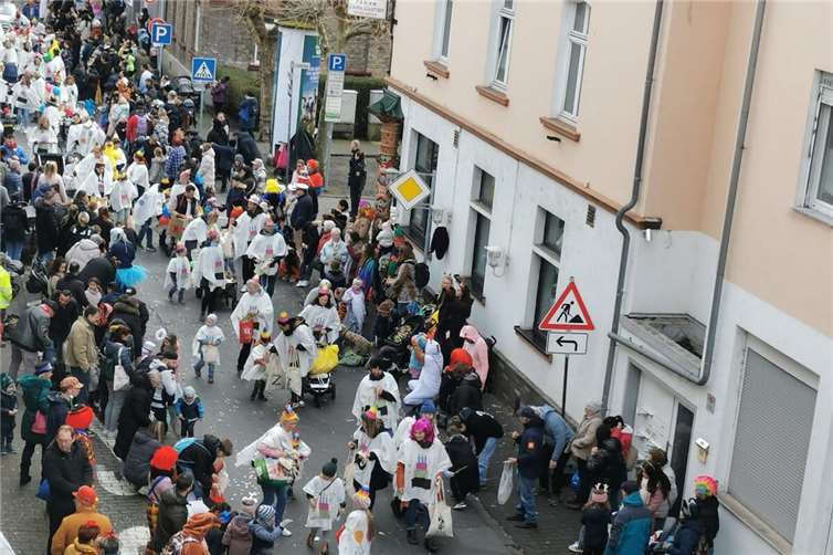 Gemeinsam zog man durch die Straßen.