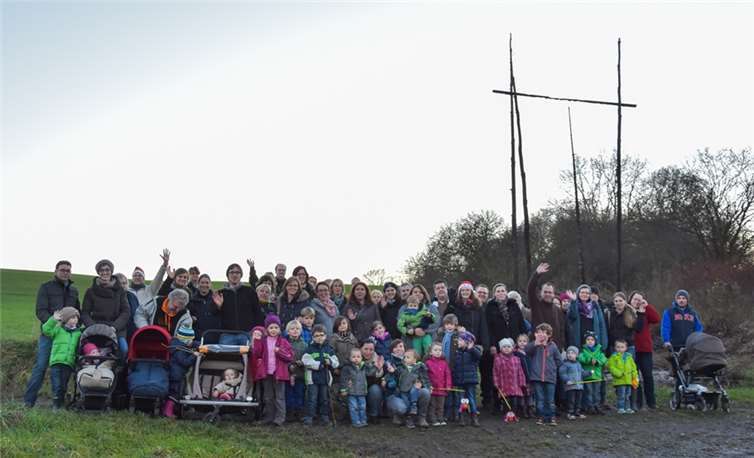 Gemeinsam zogen Jung und Alt in der Dämmerung in den Wald hinein. Meik Halbach