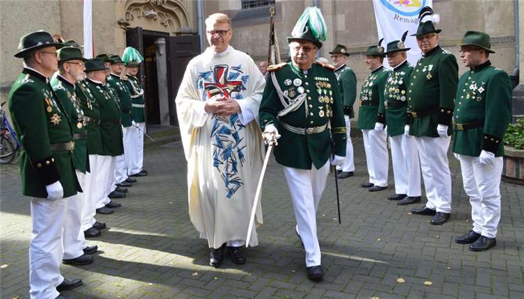 Gemeinsam zogen die Geistlichen, die Messdiener und die Remagener Schützen in Tracht in die Kirche ein. Fotos: AB