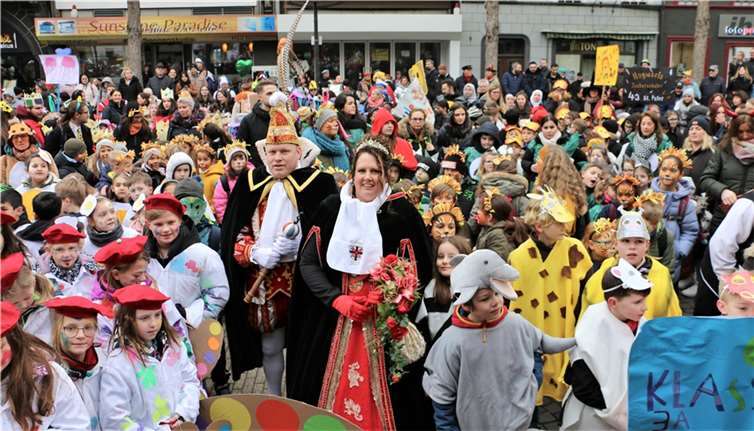 Gemeinsam zogen nach einer ungewollten Zwangspause wegen der Corona-Pandemie die vier Schulen wieder beim traditionellen Veedelszug in bunten und selbst gemachten Kostümen durch die Stadt Andernach. Foto: privat