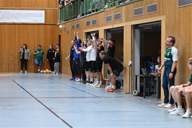 Gemeinsam zum Auswärtssieg: Auch von der Bank aus unterstützte sich die HSV Rhein-Nette lautstark und feierte am Ende einen verdienten 29:26-Erfolg in Mertesdorf.