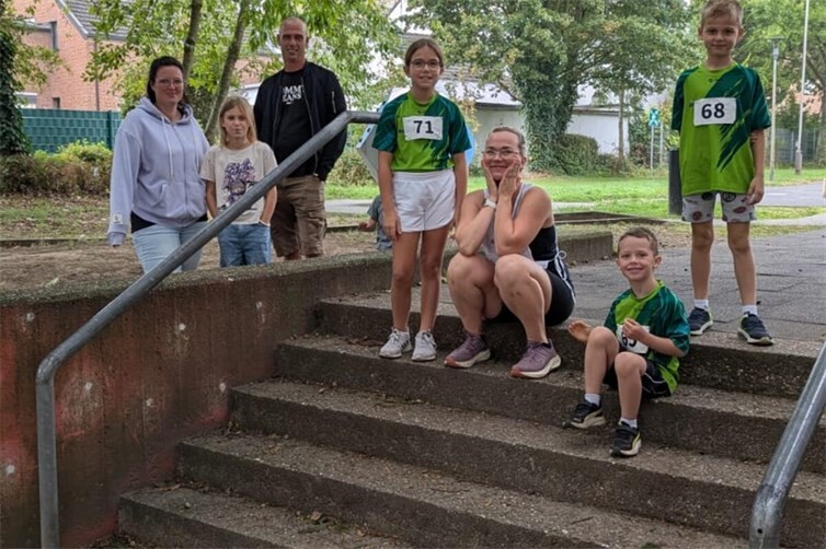 Gemeinsam zum Erfolg: Sportler der SGi Raubach mit ihren Familien beim Finale des Rheinland-Cups 2026 in Neuss-Reuschenberg. Die Unterstützung der Familien ist ein wichtiger Bestandteil der erfolgreichen Nachwuchsarbeit des Vereins.