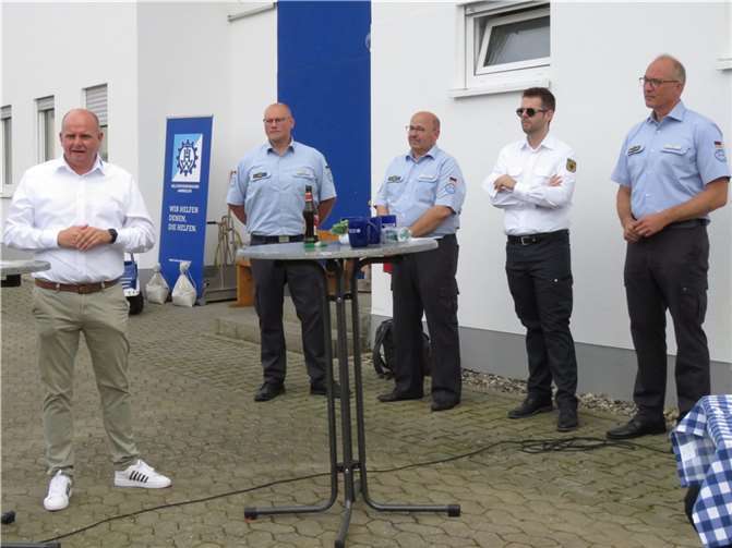 Gemeinsam zur Übergabe des Jugendanhänger sind gekommen: (v.l. n.r.) Ralf Weniger (THW-Bundesvereinigung), Patrick Billert (Leiter der THW-Regionalstelle Koblenz), Marco Schmieding (THW-Ortsbeauftragter von Ahrweiler), Marc Hammer (Vorsitzender THW-Helfervereinigung Ahrweiler) und Jörg Eger (THW-Landesverband Hessen/Rheinland-Pfalz/Saarland).  Foto: privat