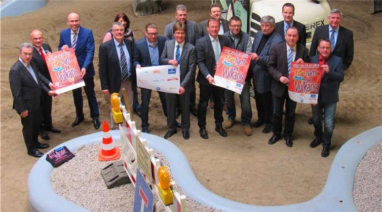 Gemeinsame Anstrengungen mit gutem Ergebnis: Zum 10. Mal kann die „Nacht der Vulkane“ über die Bühne gehen. Die Presse-Information erfolgte im Baggerado Nickenich. Fotos: MKA