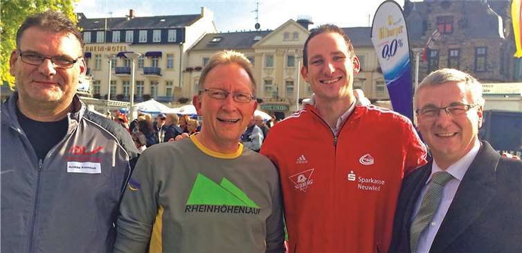 Gemeinsame Freude ist auch im Sport die größte und schönste Freude. So freuten sich am Rande der Deutschen Meisterschaften im Straßengehen in Andernach über das Grüne Band für die erfolgreiche Talentförderung der LG Rhein-Wied (v.li.): Andree Kazmirek, Vorsitzender Erwin Rüddel, Spitzenathlet Kai Kazmirek und der dortige Landrat Dr. Alexander Saftig. privat
