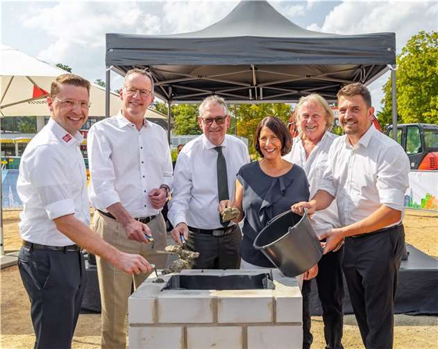 Gemeinsame Grundsteinlegung im Kurpark: (v.l.) Geschäftsführer Christian Senk (ABMG), Innenminister Michael Ebling, der Erste Beigeordnete Peter Diewald, Wirtschaftsministerin Daniela Schmitt, Architekt Wilfried Pilhatsch und Geschäftsführer Jan Ritter (ABMG).  Foto: Max Harrus