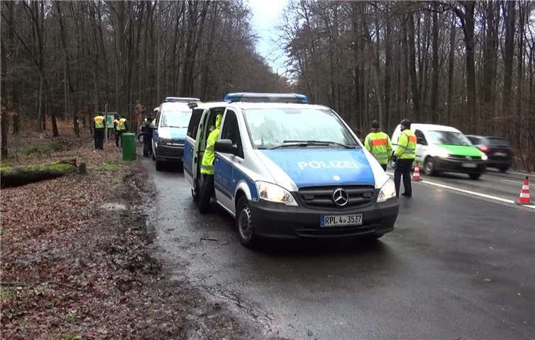 Gemeinsame Kontrollstelle der Polizei Montabaur mit der Bundespolizei Diez an der B49. Foto: WinklerTV