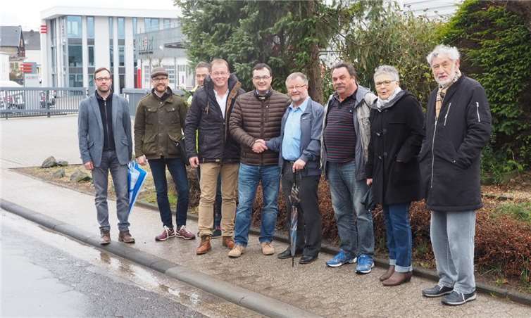 Baumaßnahmen können noch in diesem Jahr beginnen Gemeinsame Ortsbegehung entlang der L 82 (von links): Thomas Kneip (Leiter Straßenmeisterei Mayen), Andreas Loeb (Fachbereichsleiter Bauwesen VG Mendig), Uwe Steuper (stellvertretender Fachbereichsleiter Bauwesen, Tiefbau VG Mendig), Jörg Lempertz (Bürgermeister VG Mendig), Bernd Cornely (Leiter LBM Cochem-Koblenz), Bernd Merkler (Ortsbürgermeister Bell), Karl-Peter Merkler (Gemeinderatsmitglied Bell), Doris Roßmann (Beigeordnete Gemeinde Bell) und Godehard Jünemann (1. Beigeordneter Gemeinde Bell). VG Mendig