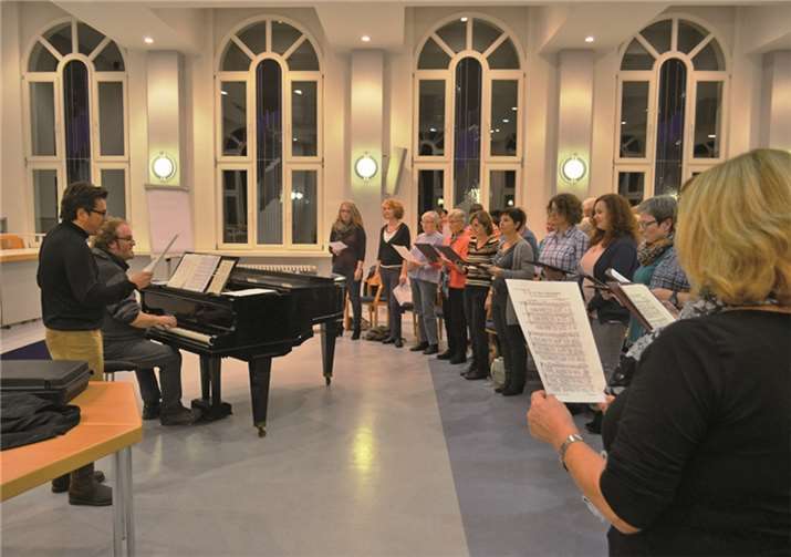 Gemeinsame Probe des GV Germania mit Thomas Anders in der theologischen Hochschule Vallendar.