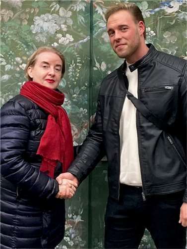 Gemeinsame Sache für die Wohlfahrtsverbände der Stadt Petra Lötschert mit Daniel Ferber - per Handschlag.  Quelle: Kultursalon Koblenz