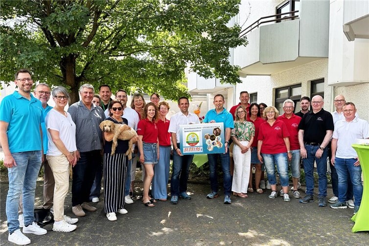Gemeinsame Scheckübergabe