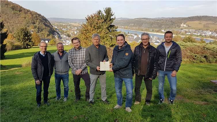 Gemeinsame Verabschiedung auf der Fichtelhütte Bad Breisig. Revierförster und Forstamtsrat Bernd Hoffmann (4.v.l.) erhält von Stadtbürgermeister Marcel Casper (3.v.r.) die Urkunde zur Versetzung in den Ruhestand. Zu den Gratulanten gehören (von links) Holger Klemm und Christoph Schäfer für den Personalrat der Stadt Bad Breisig, Jan Seehafer, neuer Revierförster für die Verbandsgemeinde Bad Breisig, auch die beiden Ortsbürgermeister Hans Dieter Felten (Waldorf) und Andreas Heuser (Gönnersdorf).Foto:VG Bad Breisig
