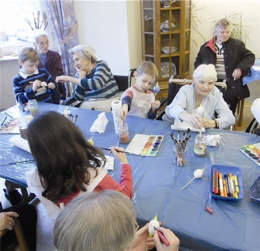 Gemeinsamens Bemalen der Ostereier machte alle viel Freude. privat