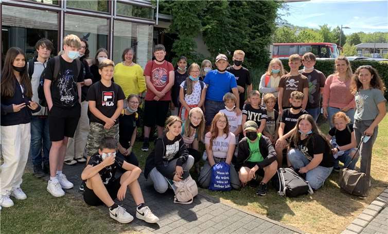 Gemeinsamer Abschluss der Exkursion im grünen Erholungsbereich des Unternehmens mit der Firmengründerin Dr. Antje Eckel Foto: Philipp Freiherr von Boeselager Realschule plus Ahrweiler